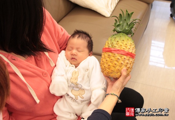 剃胎毛、滿月剃頭、嬰兒剃頭、嬰兒理髮、嬰兒剃髮、嬰兒剃胎毛、嬰兒滿月剃頭、寶寶剃頭、剃胎毛儀式、剃胎毛吉祥話、滿月剃頭儀式、滿月剃頭吉祥話、寶寶剃胎毛、寶寶滿月剃頭理髮、 台北中山區剃胎毛、台北中山區滿月剃頭、 台北中山區嬰兒剃頭剃胎毛、台北中山區嬰兒理髮、台北中山區嬰兒剃髮、楊寶寶(台北中山區到府嬰兒寶寶滿月剃頭理髮、免費到府嬰兒剃胎毛儀式吉祥話)。到府剃頭剃胎毛主持、專業拍照、DVD光碟、證書。★購買「臍帶章、肚臍章、胎毛筆刷印章」贈送：剃頭、收涎、抓周，三選一。2016.01.13 照片14